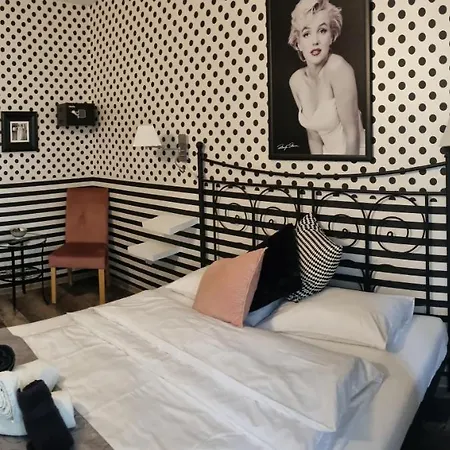 Bed & Breakfast Stoger Panzio Es Etterem *
