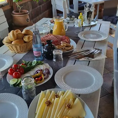 Bed & Breakfast Stoger Panzio Es Etterem *